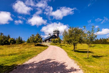 Thüringen Ormanı 'nda Oberhof ve Suhl üzerinden Almanya üzerinden sonbahar bisiklet turu