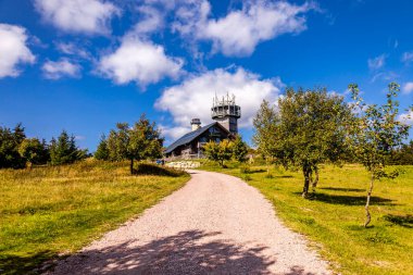 Thüringen Ormanı 'nda Oberhof ve Suhl üzerinden Almanya üzerinden sonbahar bisiklet turu