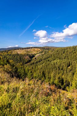 Thüringen Ormanı 'nda Oberhof ve Suhl üzerinden Almanya üzerinden sonbahar bisiklet turu