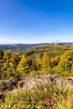 Thüringen Ormanı 'nda Oberhof ve Suhl üzerinden Almanya üzerinden sonbahar bisiklet turu
