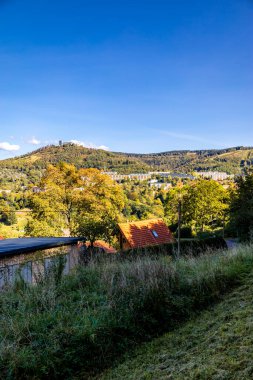 Thüringen Ormanı 'nda Oberhof ve Suhl üzerinden Almanya üzerinden sonbahar bisiklet turu