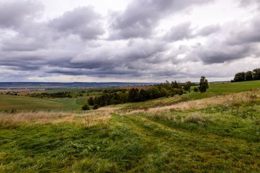 Kyffhuser - Thüringen - Almanya 'daki Hohe Schrecke Doğa Parkı' nda sonbahar yürüyüşü
