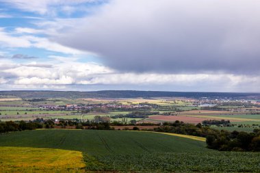 Kyffhuser - Thüringen - Almanya 'daki Hohe Schrecke Doğa Parkı' nda sonbahar yürüyüşü