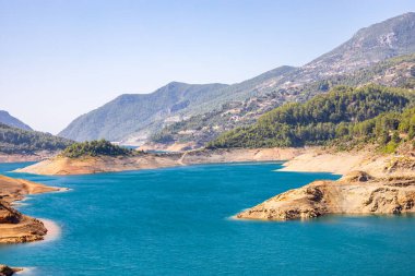 Türkiye 'nin iç kesimlerindeki Alanya yakınlarındaki Dim rezervuarına keşif gezisi