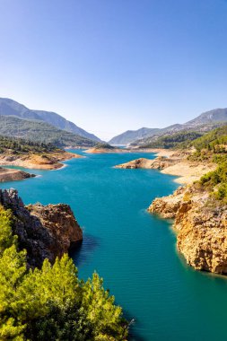 Türkiye 'nin iç kesimlerindeki Alanya yakınlarındaki Dim rezervuarına keşif gezisi
