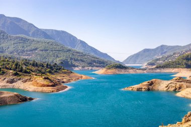 Türkiye 'nin iç kesimlerindeki Alanya yakınlarındaki Dim rezervuarına keşif gezisi
