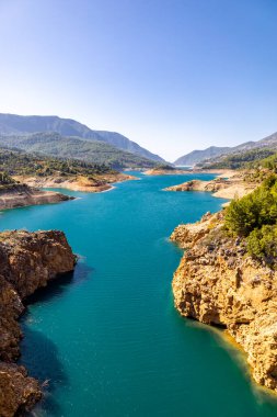 Türkiye 'nin iç kesimlerindeki Alanya yakınlarındaki Dim rezervuarına keşif gezisi