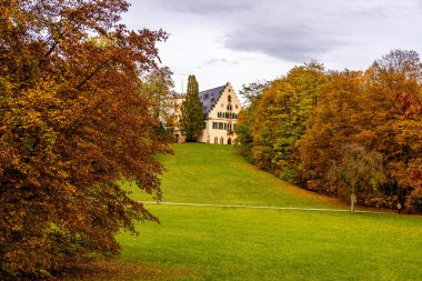Rosenau Kalesi Parkı 'nda kısa sonbahar yürüyüşü Coburg yakınlarındaki güzel Rosenau Kalesi - Rdental - Bavyera - Almanya