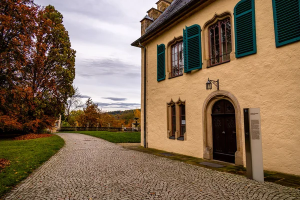 Rosenau Kalesi Parkı 'nda kısa sonbahar yürüyüşü Coburg yakınlarındaki güzel Rosenau Kalesi - Rdental - Bavyera - Almanya