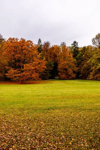 秋天短距离徒步穿越罗索城堡公园与美丽的罗索城堡附近的科堡 Rdental 巴伐利亚 — 图库照片