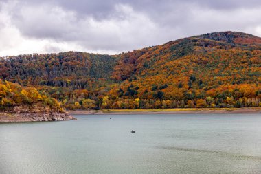 Eder barajı boyunca sonbahar yürüyüşü ile batık şehir Eder Atlantis - Edertal - Hesse - Almanya