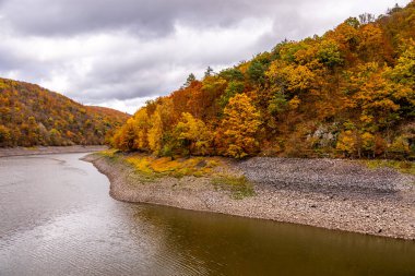 Eder barajı boyunca sonbahar yürüyüşü ile batık şehir Eder Atlantis - Edertal - Hesse - Almanya