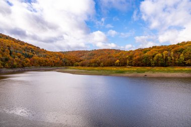 Eder barajı boyunca sonbahar yürüyüşü ile batık şehir Eder Atlantis - Edertal - Hesse - Almanya