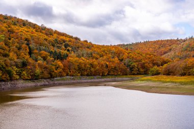 Eder barajı boyunca sonbahar yürüyüşü ile batık şehir Eder Atlantis - Edertal - Hesse - Almanya