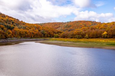 Eder barajı boyunca sonbahar yürüyüşü ile batık şehir Eder Atlantis - Edertal - Hesse - Almanya