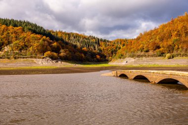 Eder barajı boyunca sonbahar yürüyüşü ile batık şehir Eder Atlantis - Edertal - Hesse - Almanya