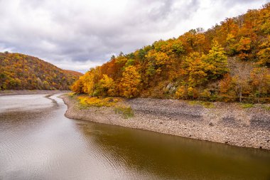 Eder barajı boyunca sonbahar yürüyüşü ile batık şehir Eder Atlantis - Edertal - Hesse - Almanya