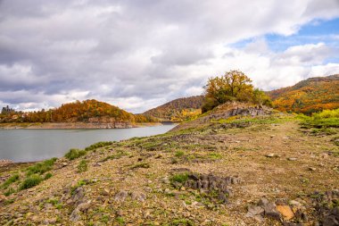 Eder barajı boyunca sonbahar yürüyüşü ile batık şehir Eder Atlantis - Edertal - Hesse - Almanya