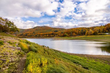 Eder barajı boyunca sonbahar yürüyüşü ile batık şehir Eder Atlantis - Edertal - Hesse - Almanya