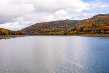Eder barajı boyunca sonbahar yürüyüşü ile batık şehir Eder Atlantis - Edertal - Hesse - Almanya