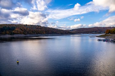 Eder barajı boyunca sonbahar yürüyüşü ile batık şehir Eder Atlantis - Edertal - Hesse - Almanya