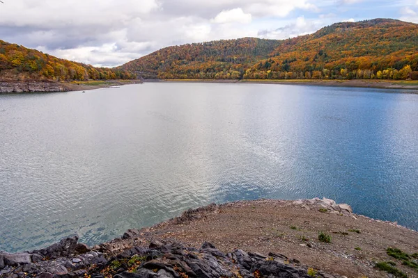 Eder barajı boyunca sonbahar yürüyüşü ile batık şehir Eder Atlantis - Edertal - Hesse - Almanya