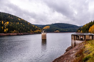 Luisenthal yakınlarındaki Ohratal barajında sonbahar yürüyüşü - Thüringen Ormanı - Thüringen - Almanya