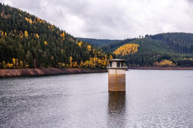 Luisenthal yakınlarındaki Ohratal barajında sonbahar yürüyüşü - Thüringen Ormanı - Thüringen - Almanya