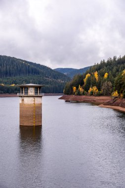 Luisenthal yakınlarındaki Ohratal barajında sonbahar yürüyüşü - Thüringen Ormanı - Thüringen - Almanya