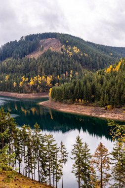 Luisenthal yakınlarındaki Ohratal barajında sonbahar yürüyüşü - Thüringen Ormanı - Thüringen - Almanya