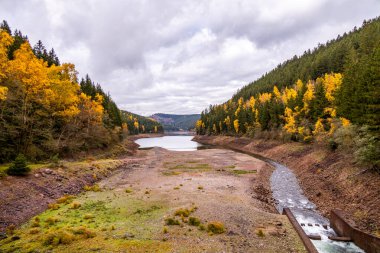 Luisenthal yakınlarındaki Ohratal barajında sonbahar yürüyüşü - Thüringen Ormanı - Thüringen - Almanya