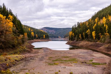 Luisenthal yakınlarındaki Ohratal barajında sonbahar yürüyüşü - Thüringen Ormanı - Thüringen - Almanya