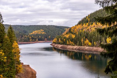 Luisenthal yakınlarındaki Ohratal barajında sonbahar yürüyüşü - Thüringen Ormanı - Thüringen - Almanya