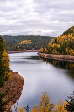Luisenthal yakınlarındaki Ohratal barajında sonbahar yürüyüşü - Thüringen Ormanı - Thüringen - Almanya