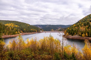 Luisenthal yakınlarındaki Ohratal barajında sonbahar yürüyüşü - Thüringen Ormanı - Thüringen - Almanya