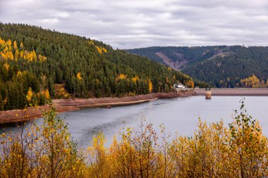 Luisenthal yakınlarındaki Ohratal barajında sonbahar yürüyüşü - Thüringen Ormanı - Thüringen - Almanya