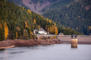 Luisenthal yakınlarındaki Ohratal barajında sonbahar yürüyüşü - Thüringen Ormanı - Thüringen - Almanya