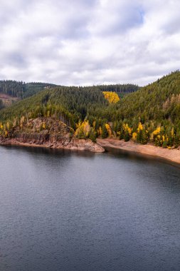 Luisenthal yakınlarındaki Ohratal barajında sonbahar yürüyüşü - Thüringen Ormanı - Thüringen - Almanya