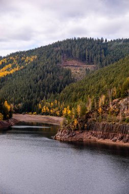 Luisenthal yakınlarındaki Ohratal barajında sonbahar yürüyüşü - Thüringen Ormanı - Thüringen - Almanya