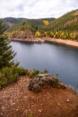 Luisenthal yakınlarındaki Ohratal barajında sonbahar yürüyüşü - Thüringen Ormanı - Thüringen - Almanya