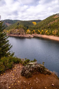 Luisenthal yakınlarındaki Ohratal barajında sonbahar yürüyüşü - Thüringen Ormanı - Thüringen - Almanya