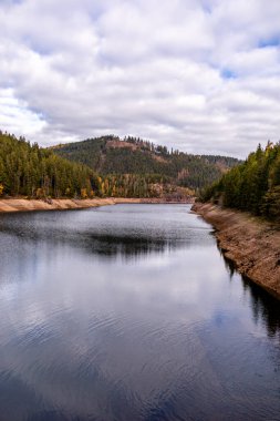 Luisenthal yakınlarındaki Ohratal barajında sonbahar yürüyüşü - Thüringen Ormanı - Thüringen - Almanya