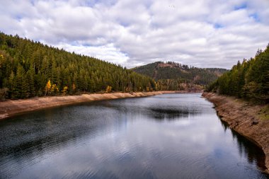 Luisenthal yakınlarındaki Ohratal barajında sonbahar yürüyüşü - Thüringen Ormanı - Thüringen - Almanya