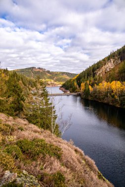 Luisenthal yakınlarındaki Ohratal barajında sonbahar yürüyüşü - Thüringen Ormanı - Thüringen - Almanya