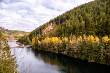 Luisenthal yakınlarındaki Ohratal barajında sonbahar yürüyüşü - Thüringen Ormanı - Thüringen - Almanya