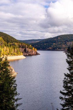 Luisenthal yakınlarındaki Ohratal barajında sonbahar yürüyüşü - Thüringen Ormanı - Thüringen - Almanya