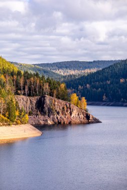 Luisenthal yakınlarındaki Ohratal barajında sonbahar yürüyüşü - Thüringen Ormanı - Thüringen - Almanya