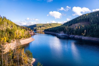 Luisenthal yakınlarındaki Ohratal barajında sonbahar yürüyüşü - Thüringen Ormanı - Thüringen - Almanya