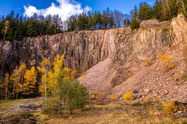 Luisenthal yakınlarındaki Ohratal barajında sonbahar yürüyüşü - Thüringen Ormanı - Thüringen - Almanya