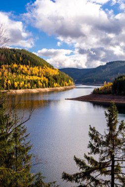 Luisenthal yakınlarındaki Ohratal barajında sonbahar yürüyüşü - Thüringen Ormanı - Thüringen - Almanya